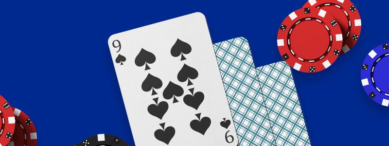 Un visuel de cartes à jouer et de jetons de casino